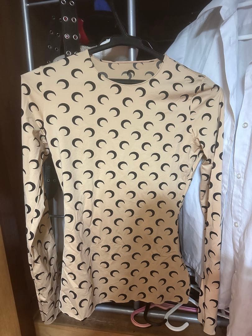 月模様のベージュ長袖トップス