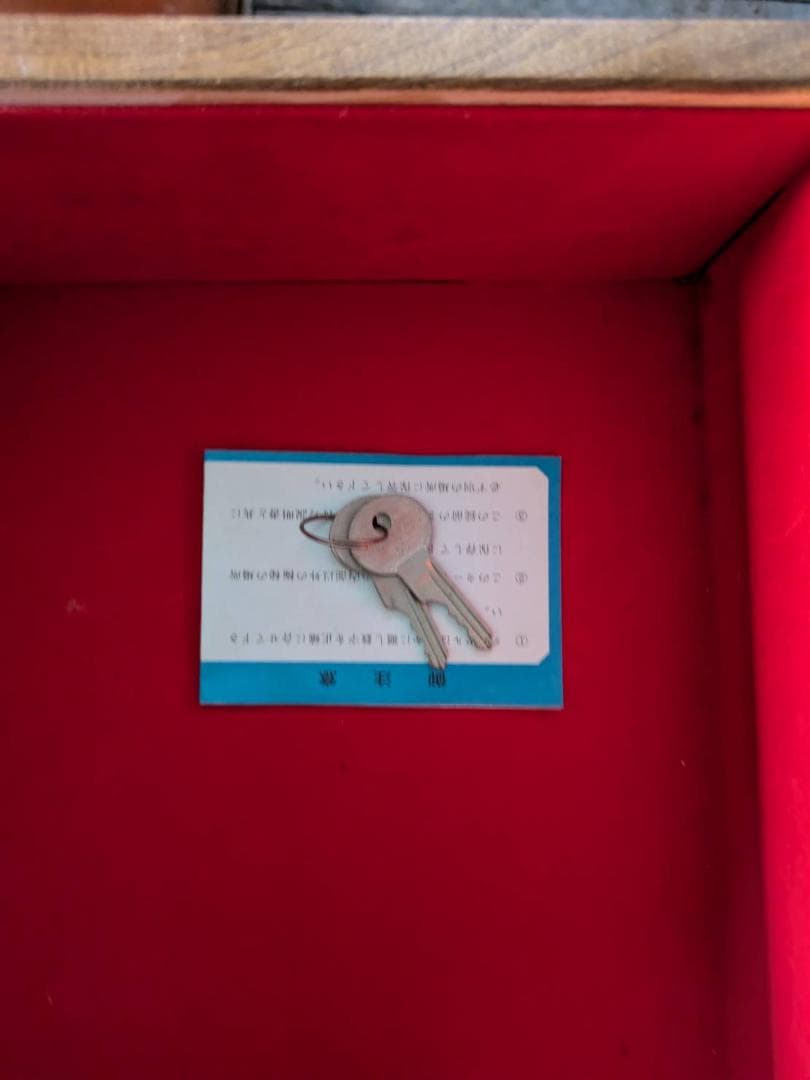 木製箪笥 4引き出し 格子窓付き（金庫付）