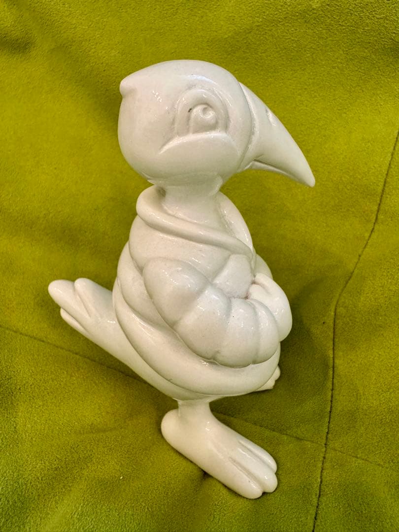 モンクレール白い陶器製の鳥の彫刻