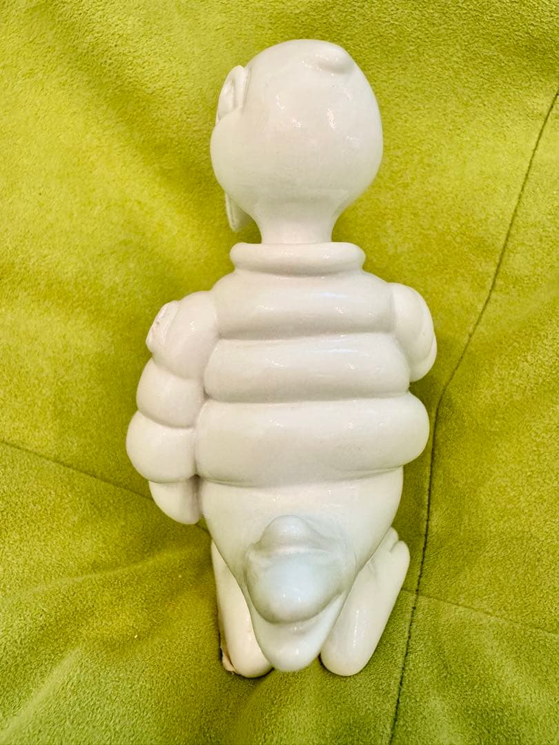 モンクレール白い陶器製の鳥の彫刻