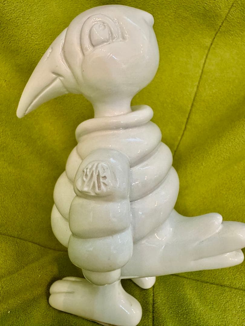 モンクレール白い陶器製の鳥の彫刻