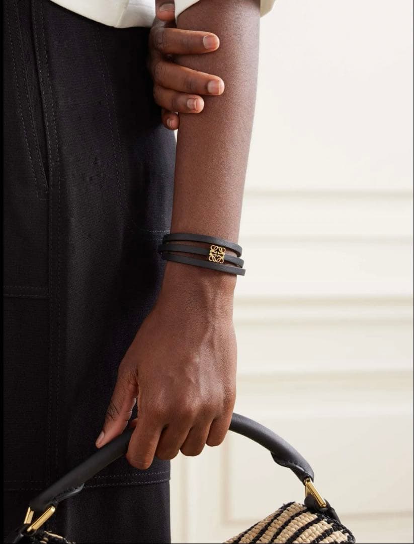 人気　品薄　LOEWE ロエベ　 ツイスト カーフ バングル　黒　ブラック　ロゴ