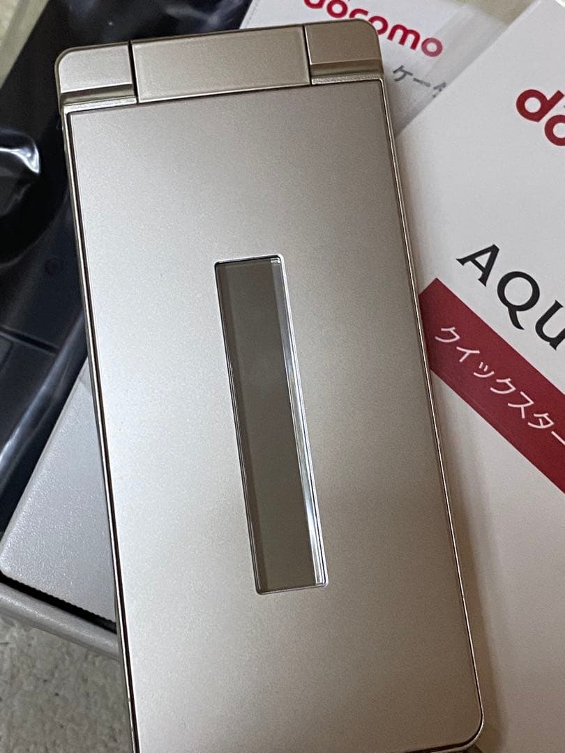 b*8様 ドコモAQUOS SH-02L シルバー本体　ガラホ　箱卓上ホルダ付
