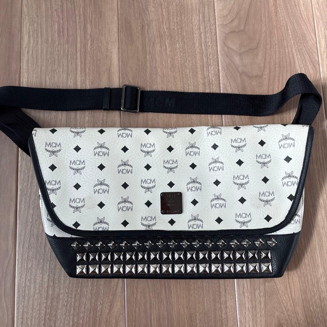 MCM スタッズ付きショルダーバッグ