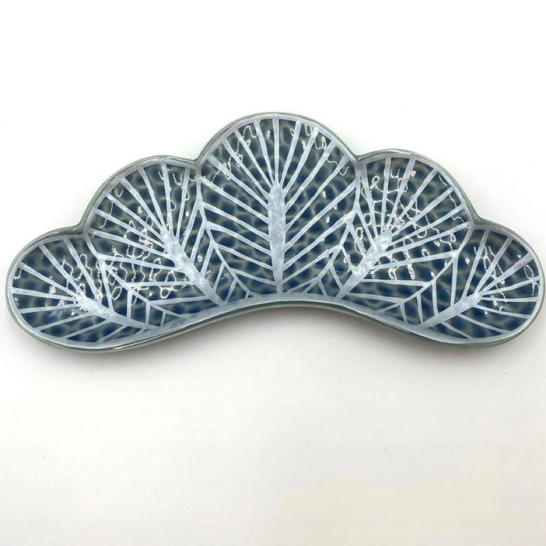 【新品】【大人気】有田焼幸楽窯　錦青純釉銀松葉形前菜皿　縁起物