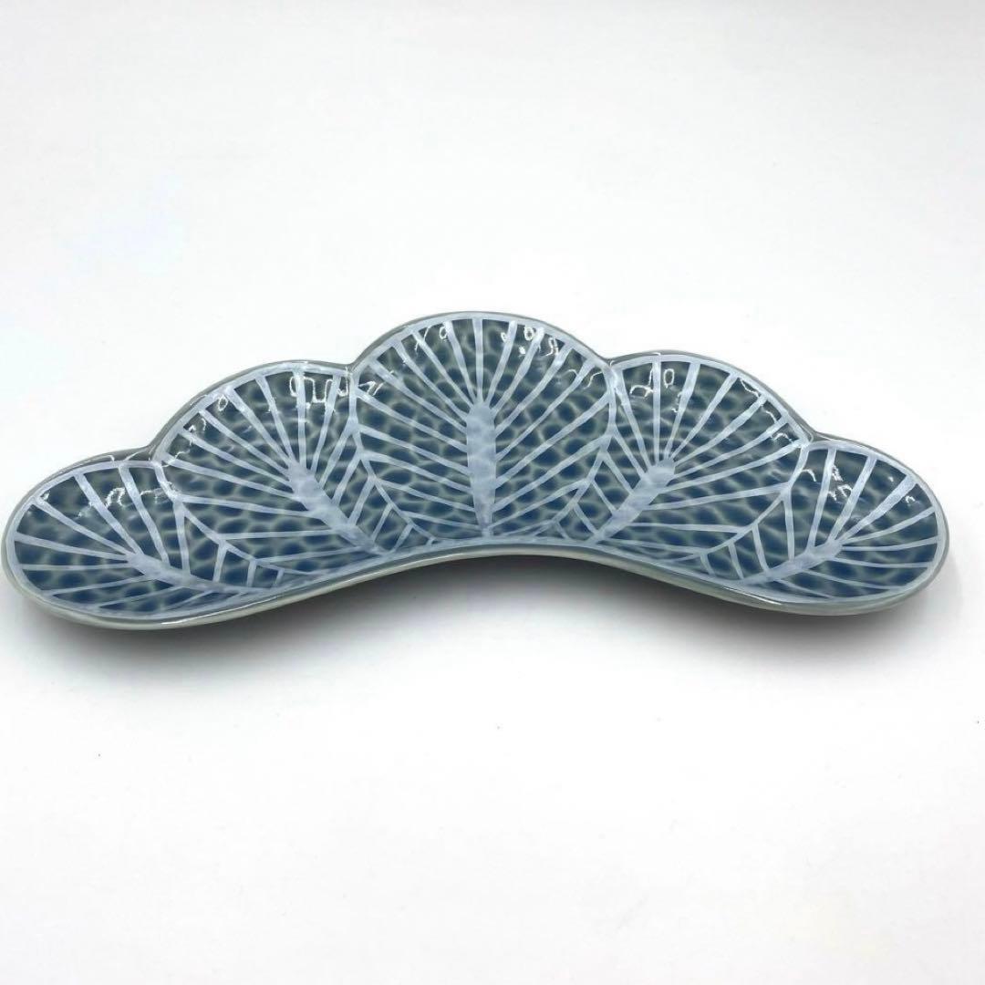 【新品】【大人気】有田焼幸楽窯　錦青純釉銀松葉形前菜皿　縁起物