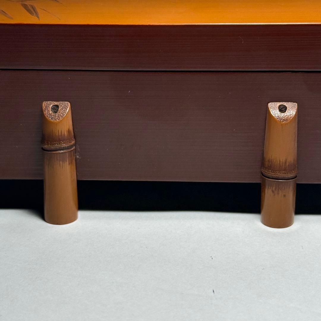 ◆竹製 漆塗片切彫 竹に鯉の図 小物入れ 煙草入れ在銘◆