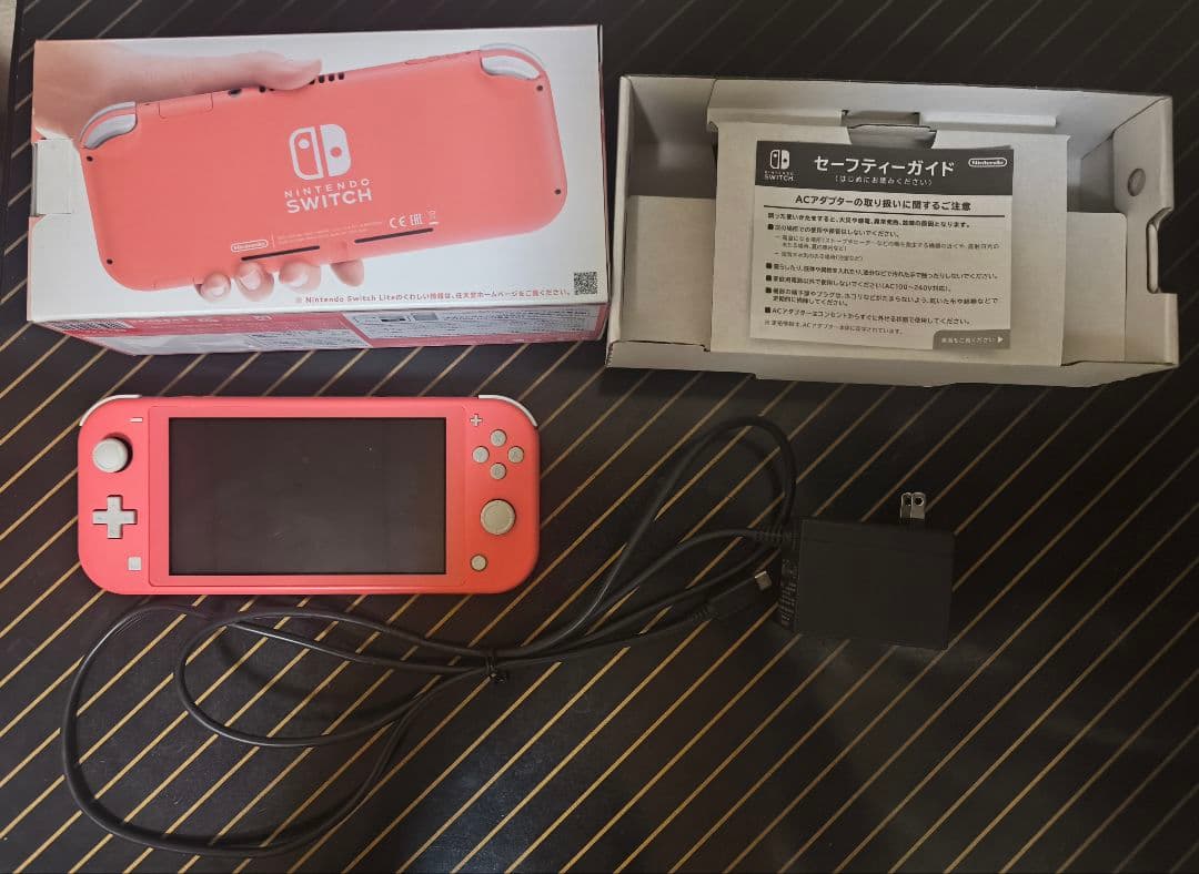 Nintendo Switch LITE コーラル 本体 充電器、箱付き