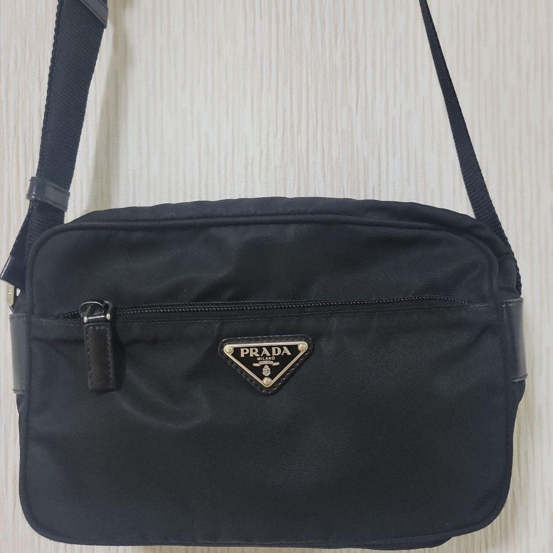 PRADA　プラダ　斜めかけ　黒