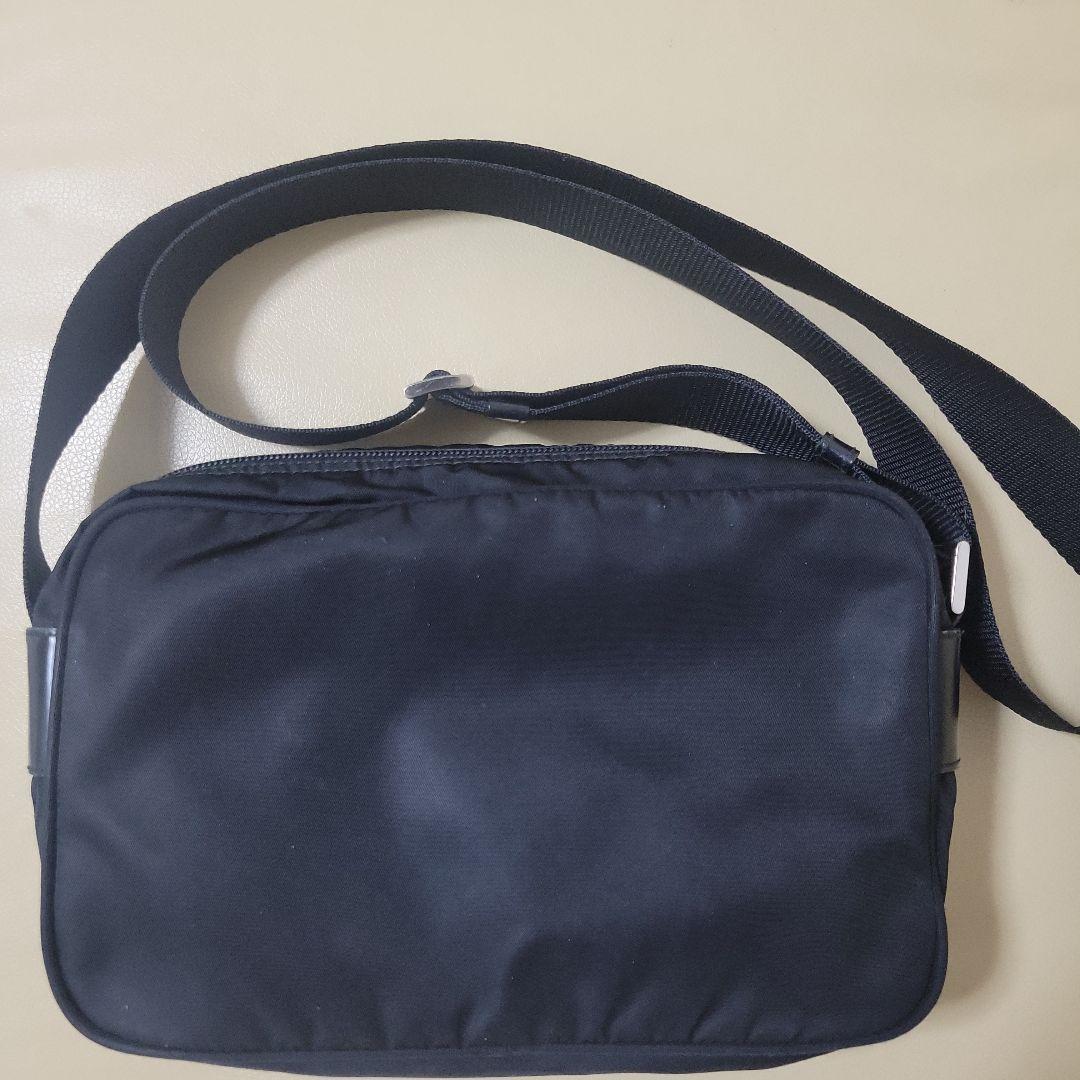 PRADA　プラダ　斜めかけ　黒