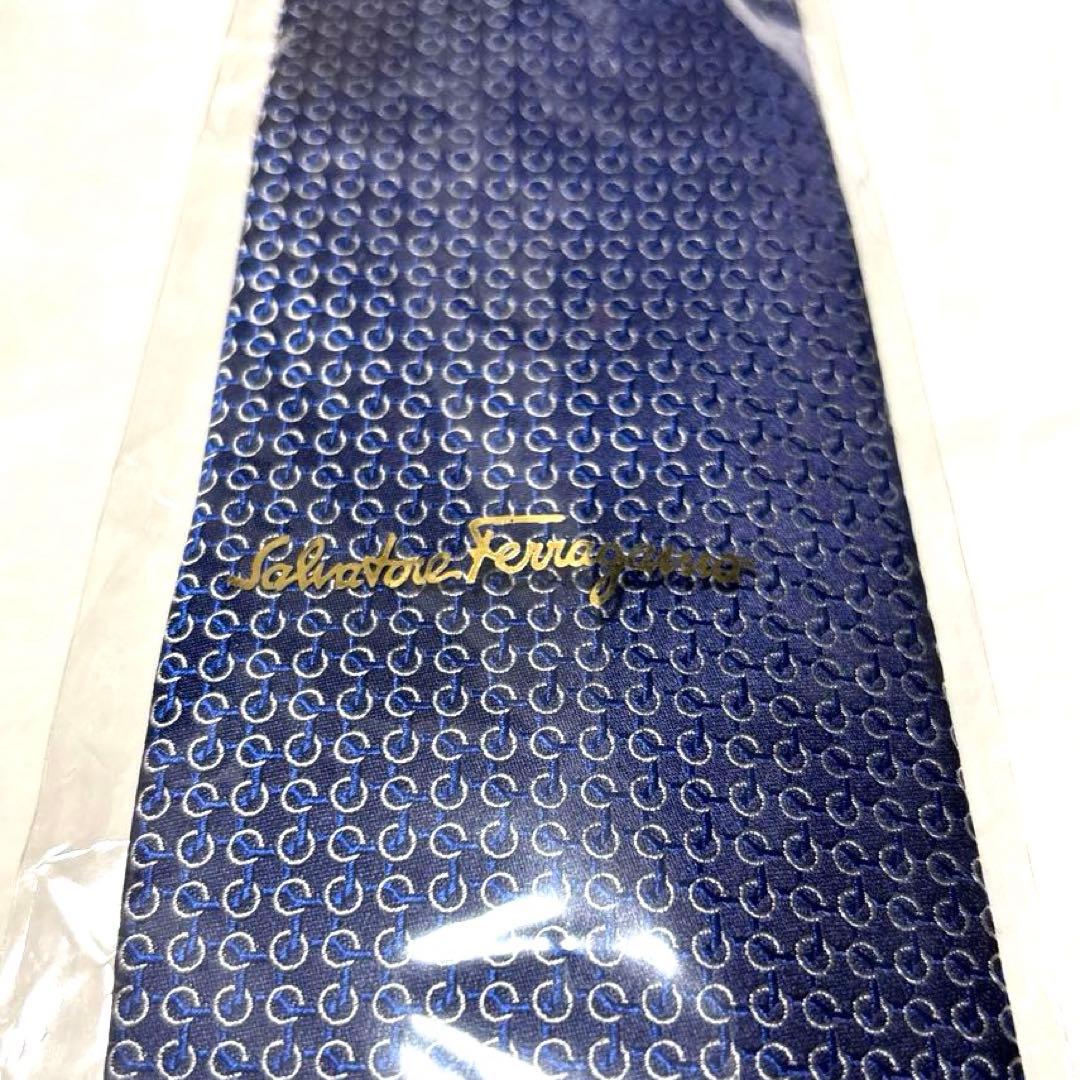 新品タグ付　サルヴァトーレフェラガモ　ネクタイ　ネイビー　シルクジャガード