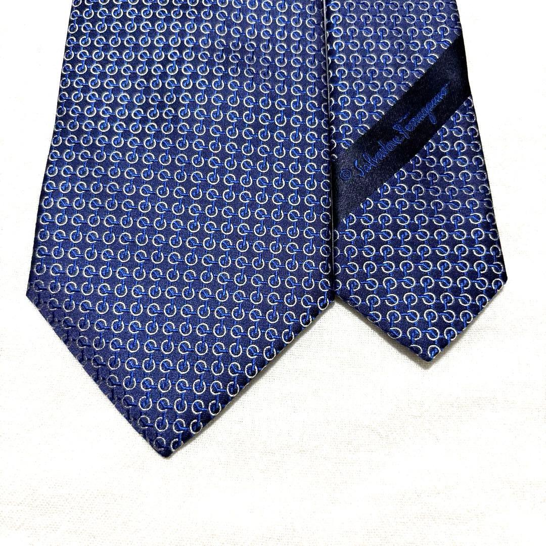 新品タグ付　サルヴァトーレフェラガモ　ネクタイ　ネイビー　シルクジャガード