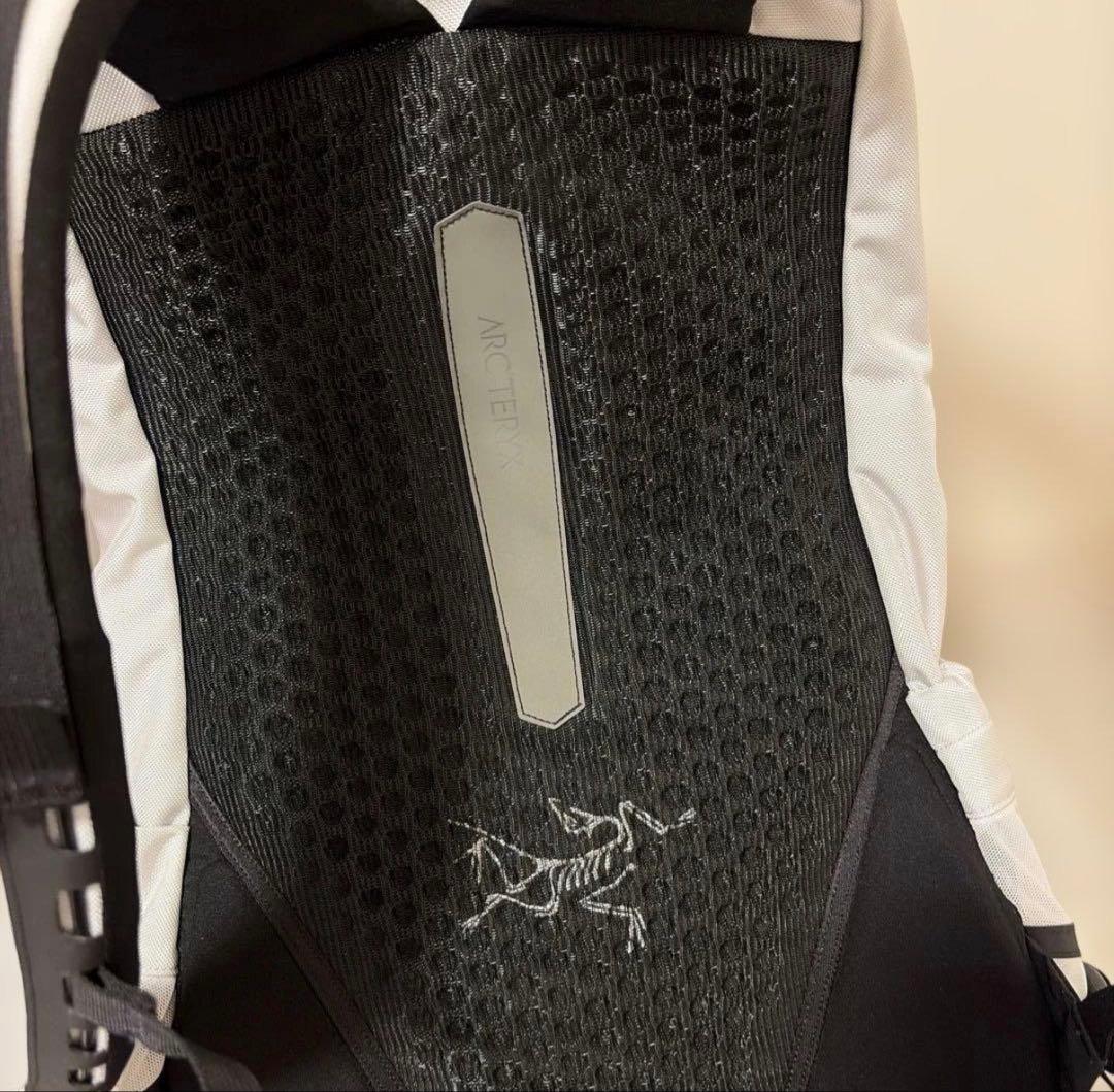 美品 アークテリクス ARC'TERYX アロー22 ホワイト グレー リュック