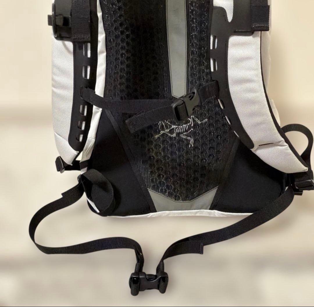 美品 アークテリクス ARC'TERYX アロー22 ホワイト グレー リュック