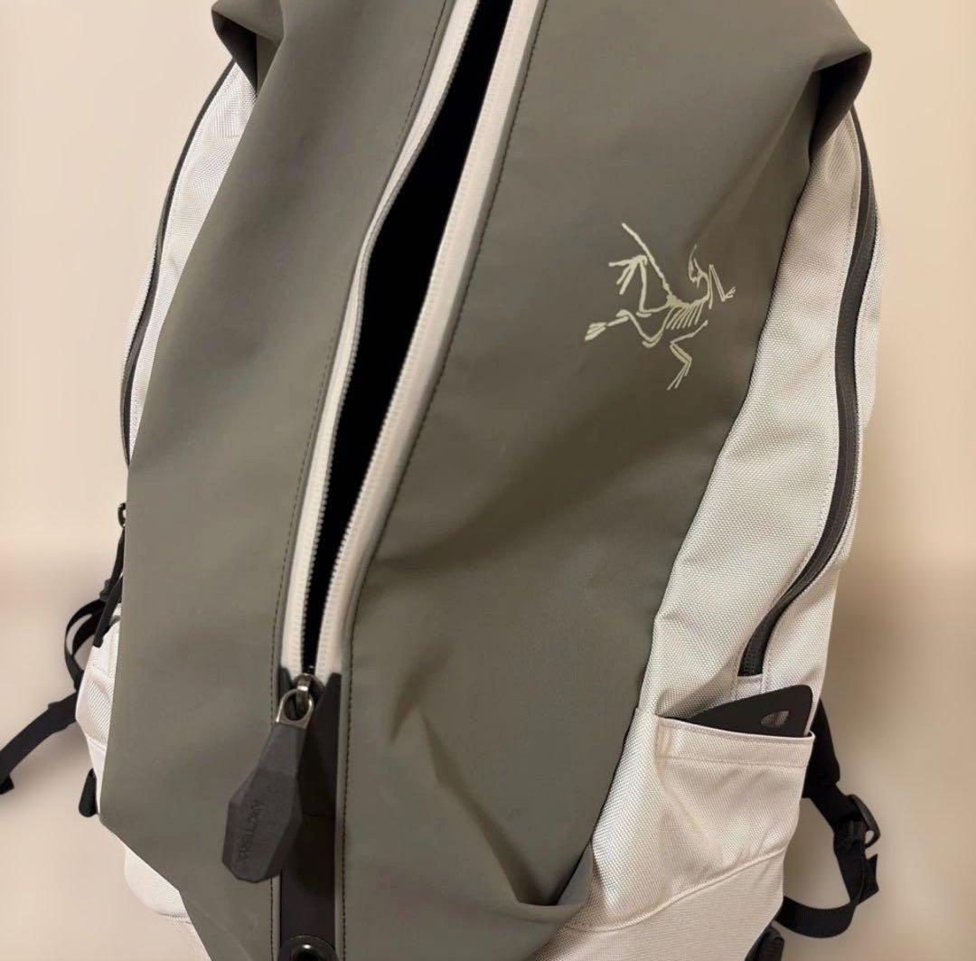 美品 アークテリクス ARC'TERYX アロー22 ホワイト グレー リュック