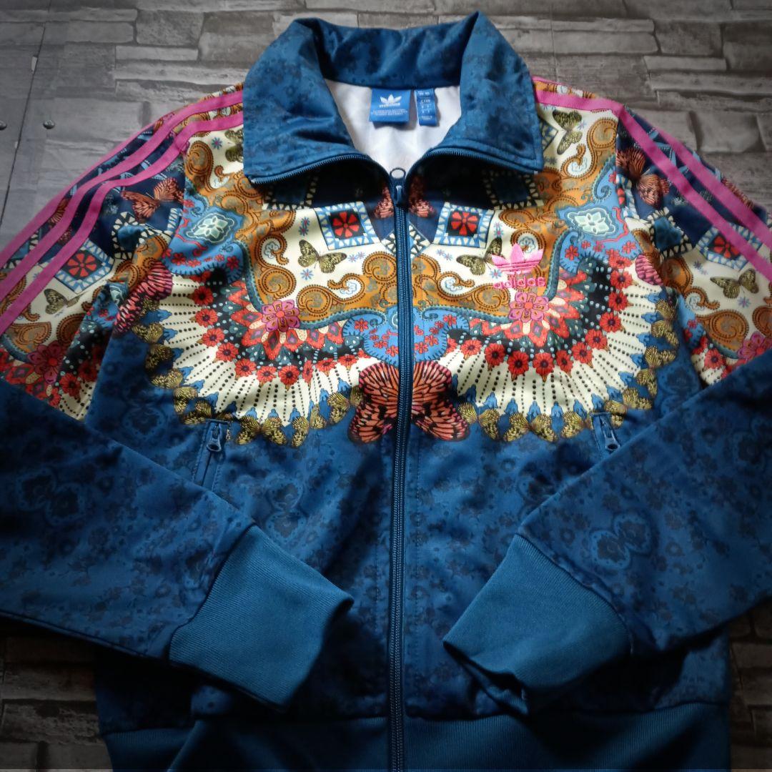 アディダスジャージ ピンクバックロゴ アート 蝶 花 ハイネック 刺繍ロゴ大きめ