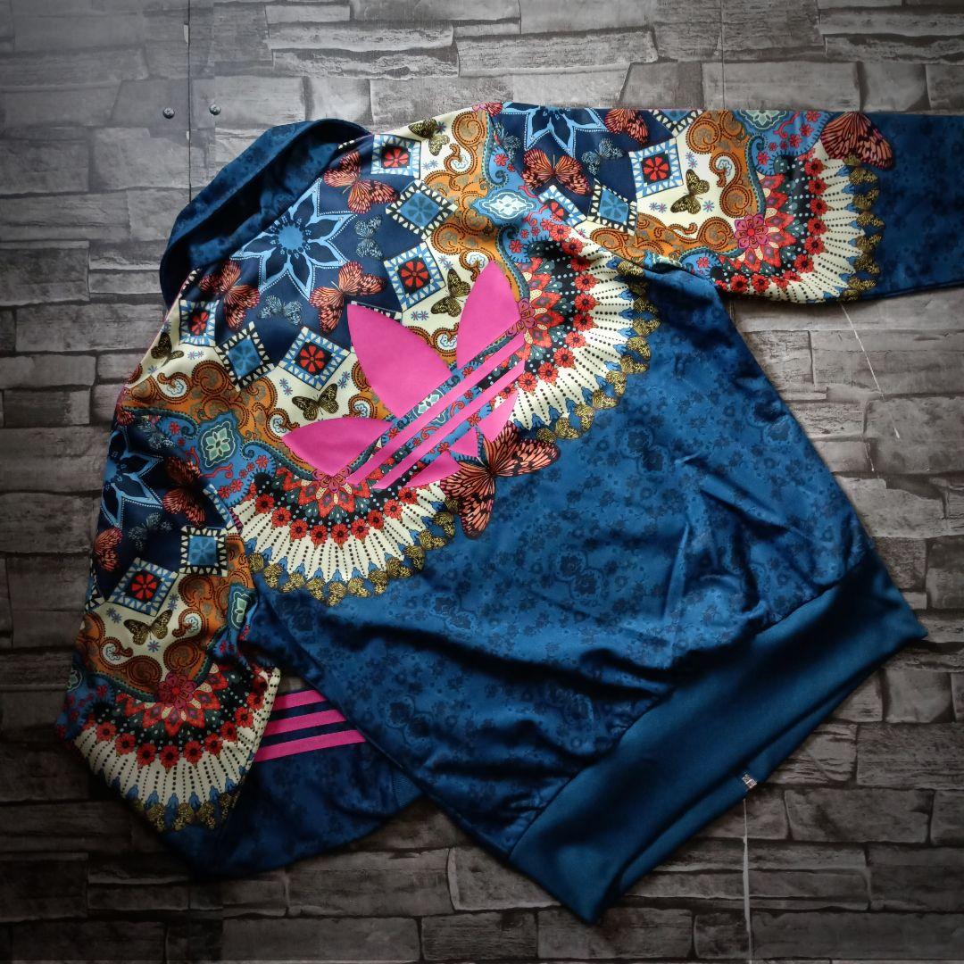 アディダスジャージ ピンクバックロゴ アート 蝶 花 ハイネック 刺繍ロゴ大きめ