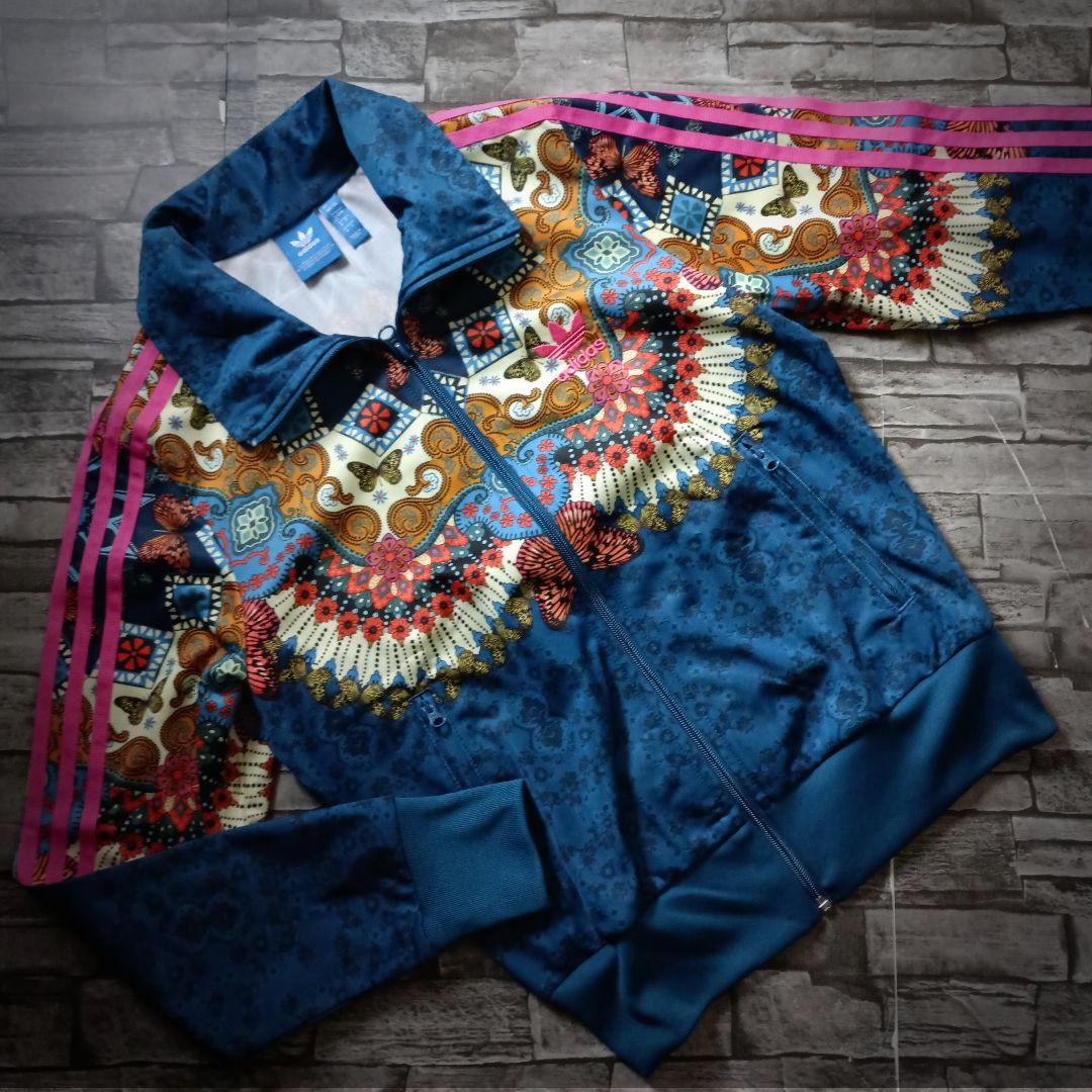 アディダスジャージ ピンクバックロゴ アート 蝶 花 ハイネック 刺繍ロゴ大きめ