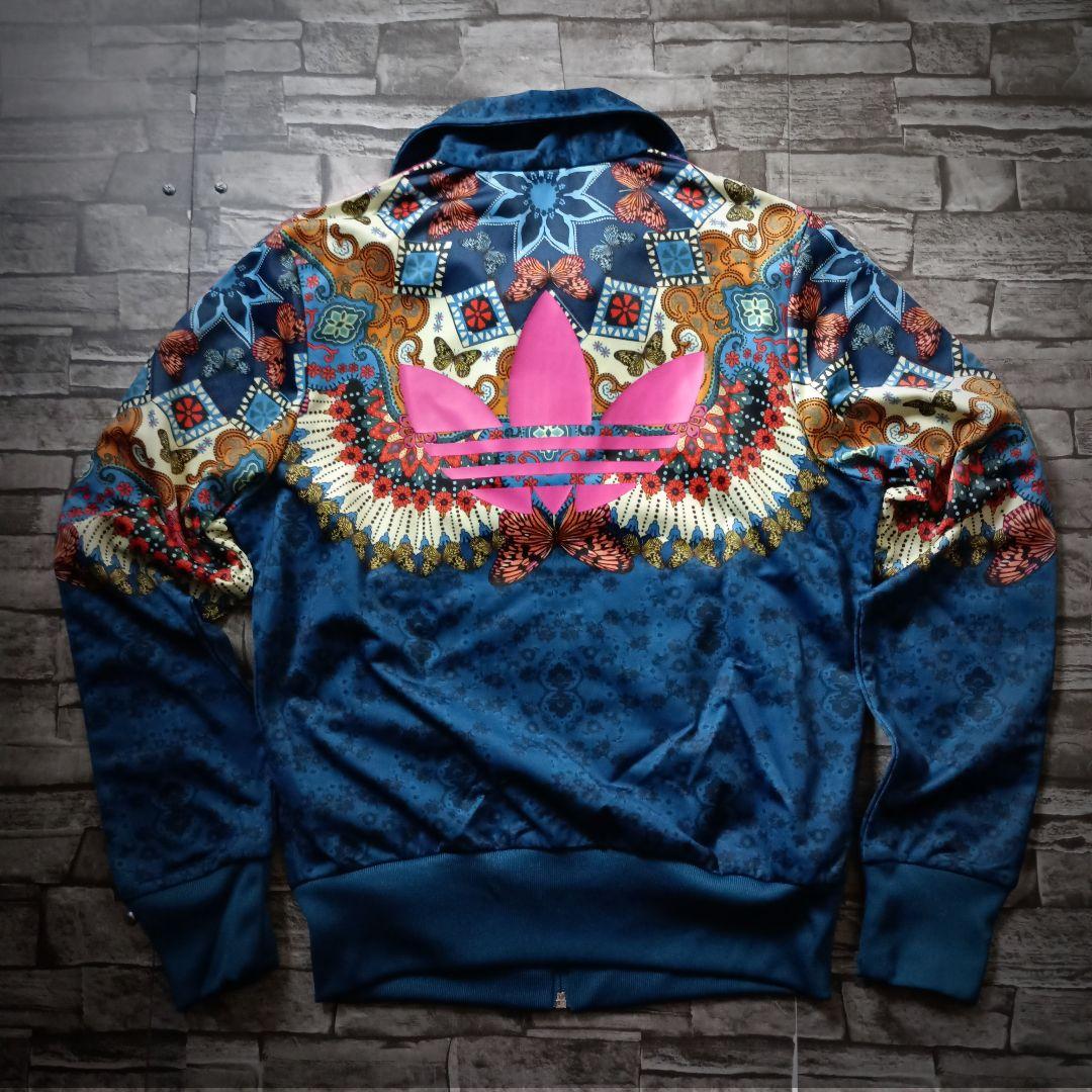 アディダスジャージ ピンクバックロゴ アート 蝶 花 ハイネック 刺繍ロゴ大きめ