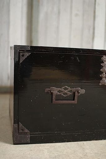 綺麗な打ち出し金具庄内箪笥　タンス　収納　古家具　古民家　時代家具