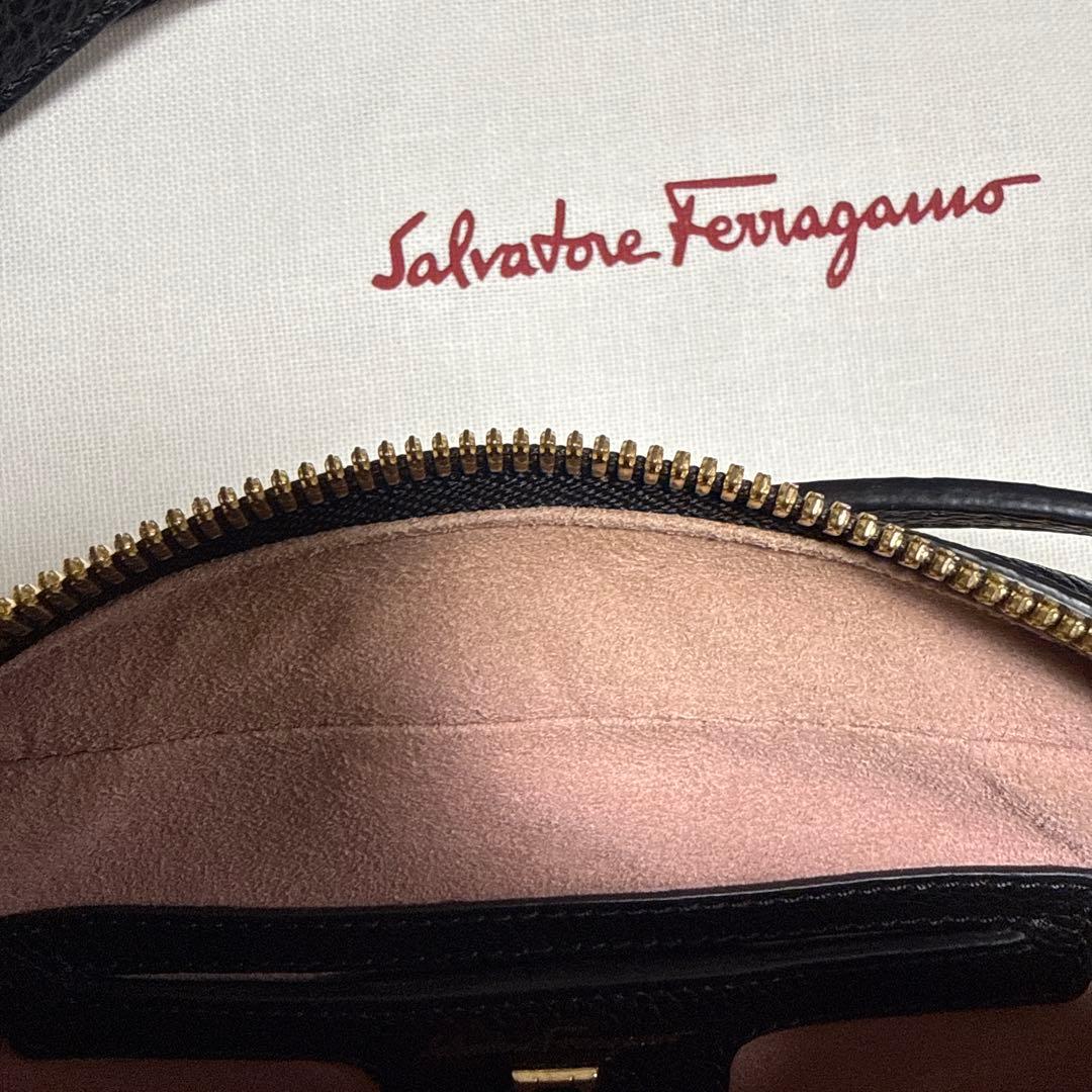 Salvatore Ferragamo ブラックショルダーバッグ
