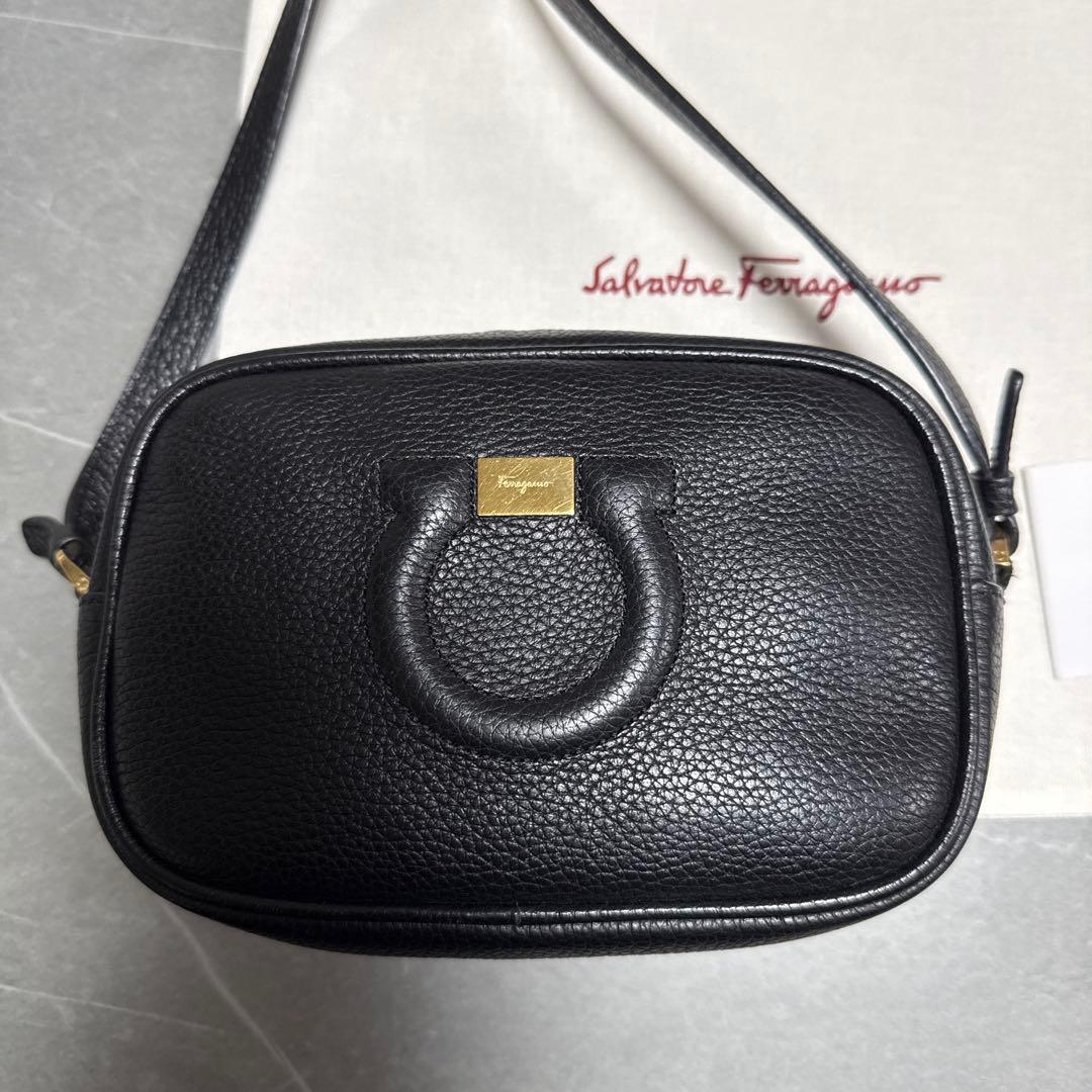 Salvatore Ferragamo ブラックショルダーバッグ