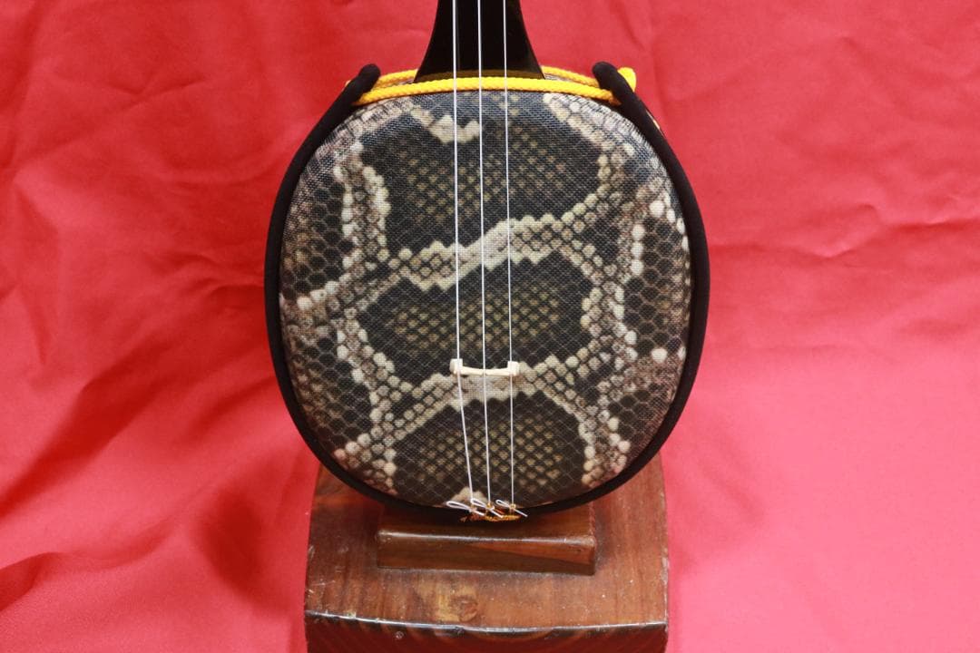 沖縄　エレキ三線（人工皮張り）初心者にもおすすめ　新品未使用　送料無料