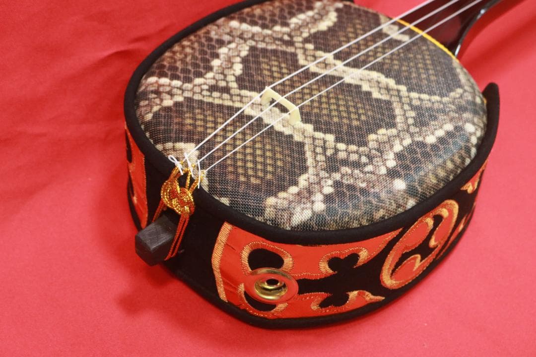 沖縄　エレキ三線（人工皮張り）初心者にもおすすめ　新品未使用　送料無料