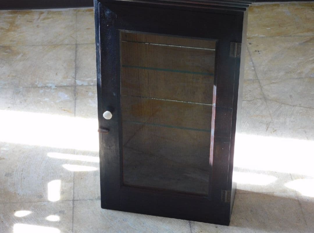 ゆらゆらガラスの壁掛けショーケース 吊り棚 キャビネット ケビント ガラスケース