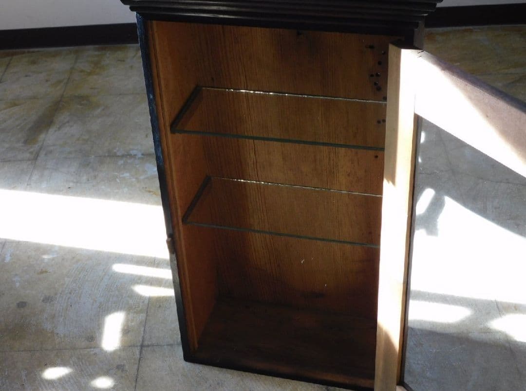 ゆらゆらガラスの壁掛けショーケース 吊り棚 キャビネット ケビント ガラスケース