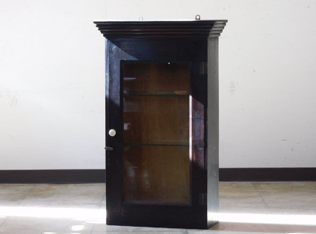 ゆらゆらガラスの壁掛けショーケース 吊り棚 キャビネット ケビント ガラスケース