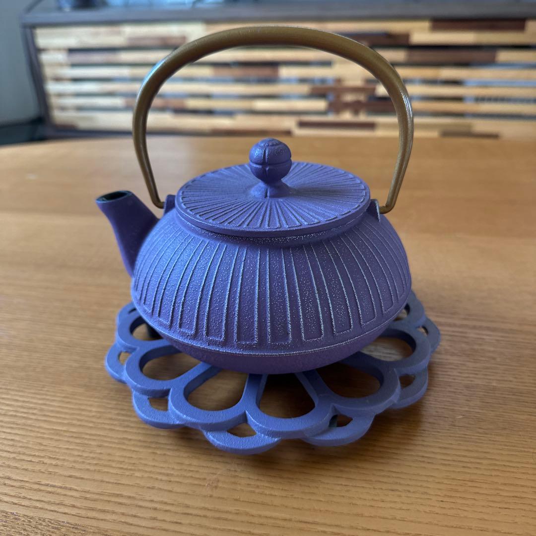岩鋳の南部鉄器 急須 菊0.65Lラベンダーと釜敷 輪菊 艶消ラベンダーのセット