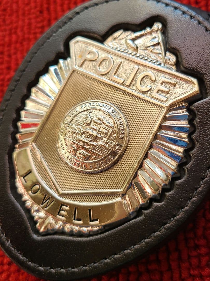 米国ポリスバッジ【マサチューセッツ州 LOWELL警察】PF製バッジホルダー付
