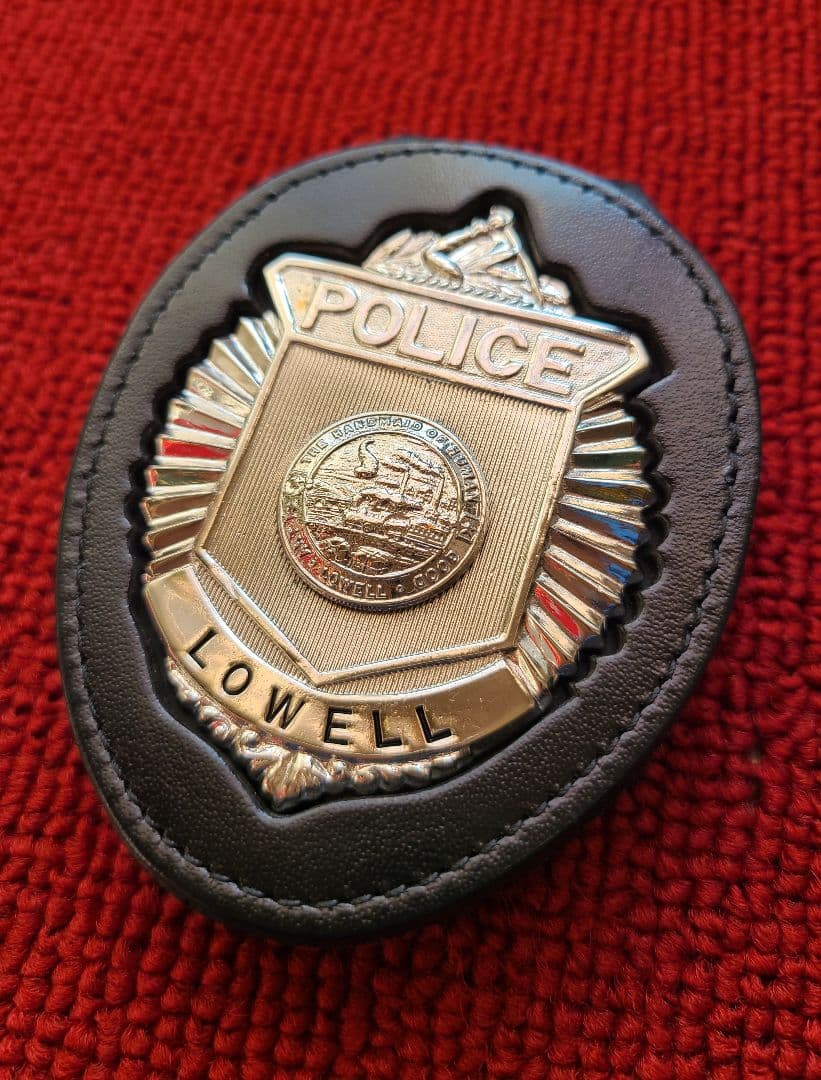 米国ポリスバッジ【マサチューセッツ州 LOWELL警察】PF製バッジホルダー付