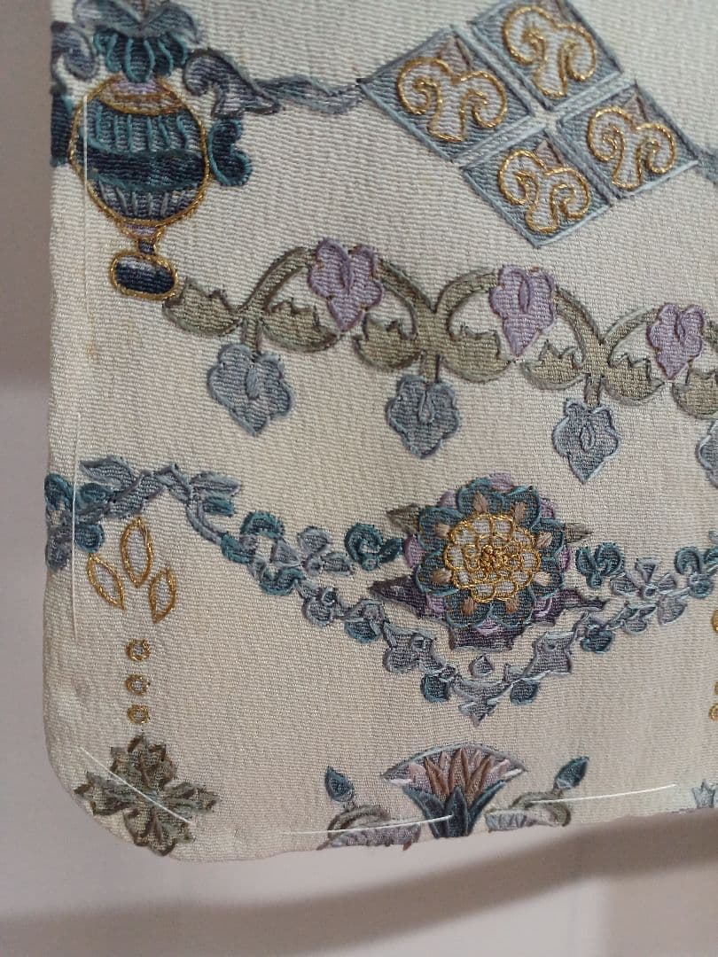 ［小紋］新品未使用品　しつけ有り　保管中のシミ、黄ばみ有り　刺繍　K-305