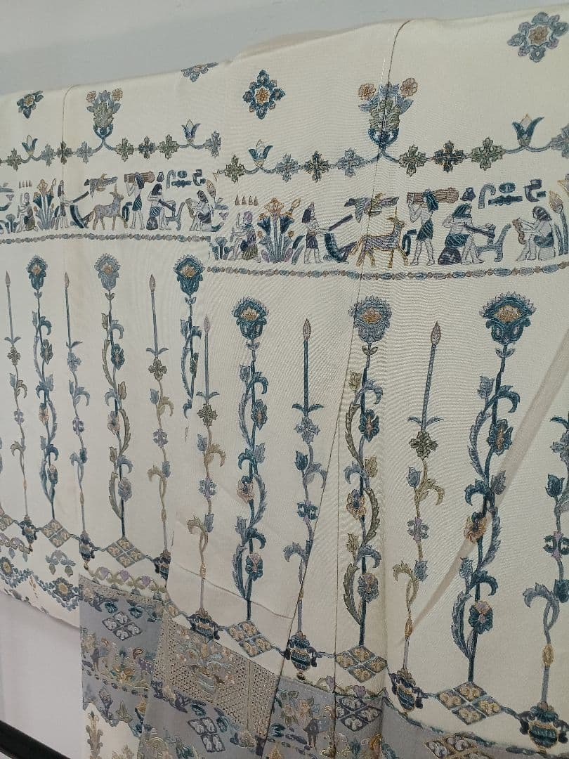 ［小紋］新品未使用品　しつけ有り　保管中のシミ、黄ばみ有り　刺繍　K-305