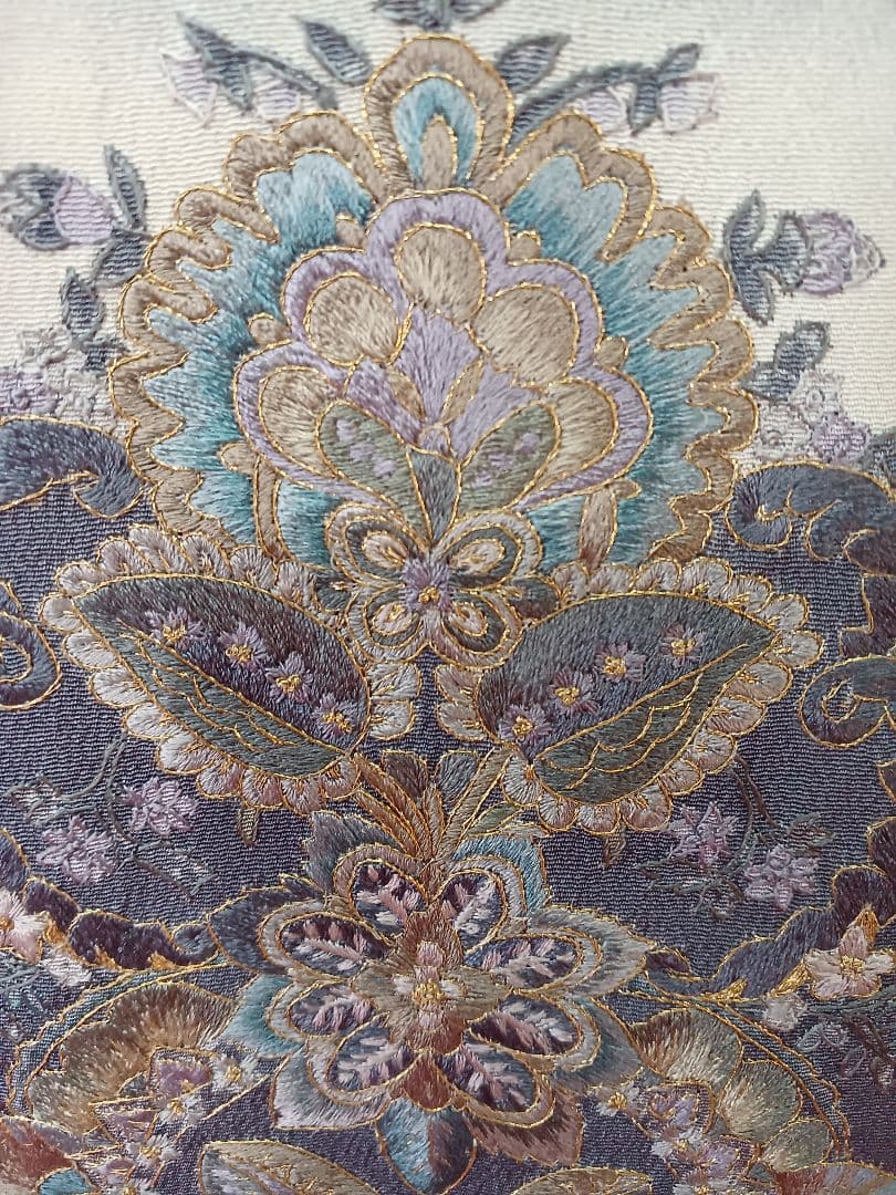 ［小紋］新品未使用品　しつけ有り　保管中のシミ、黄ばみ有り　刺繍　K-305