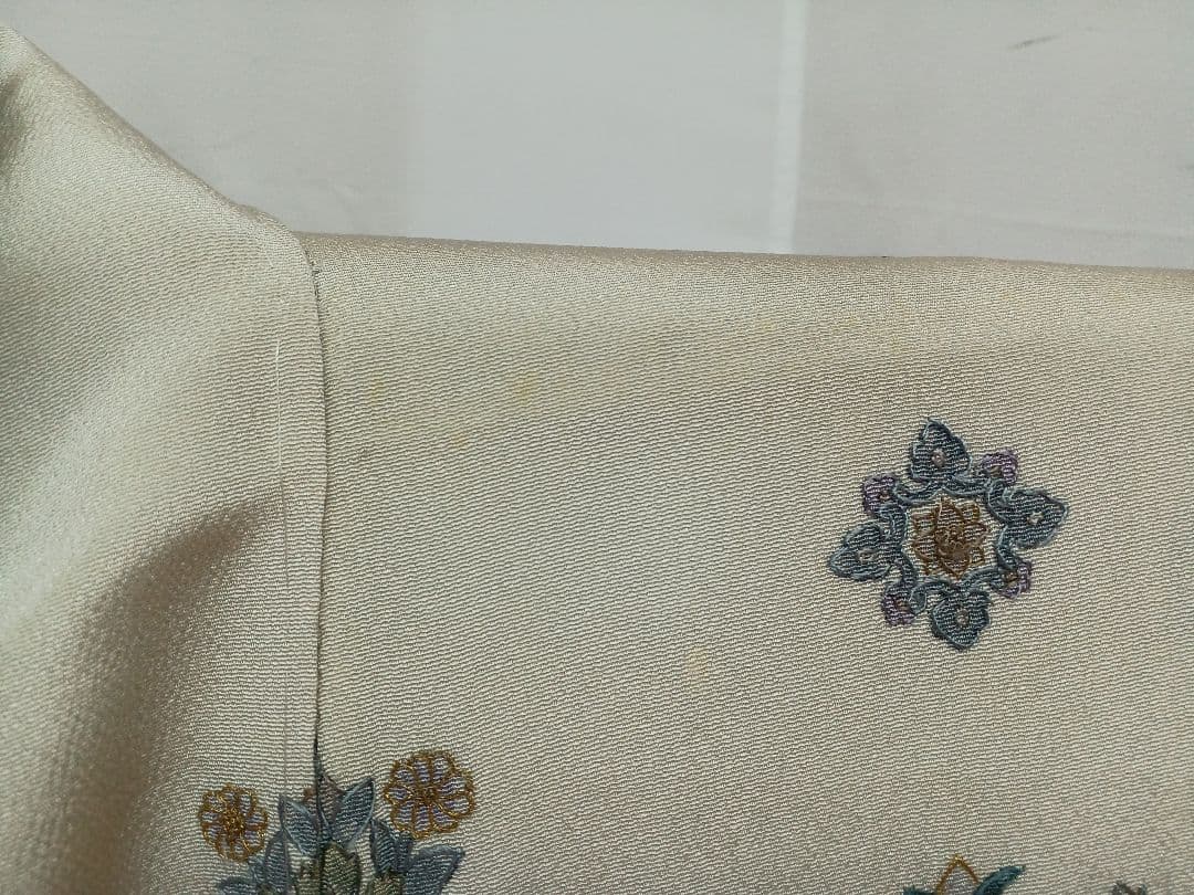 ［小紋］新品未使用品　しつけ有り　保管中のシミ、黄ばみ有り　刺繍　K-305