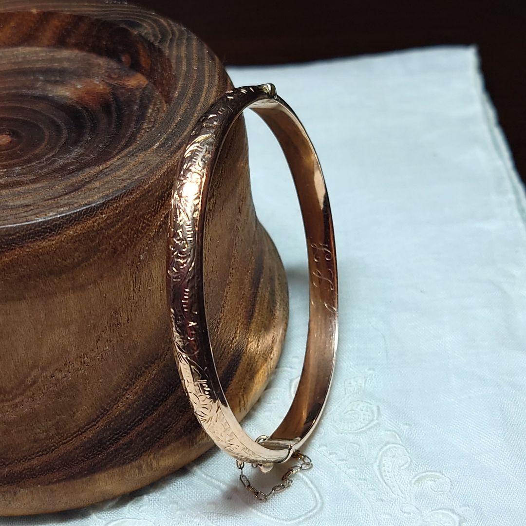 英国アンティーク 1907年 エドワード王朝時代 9金 彫刻模様のバングル