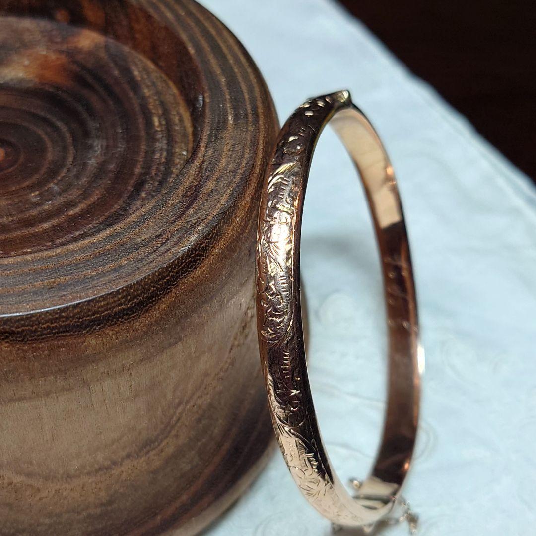 英国アンティーク 1907年 エドワード王朝時代 9金 彫刻模様のバングル