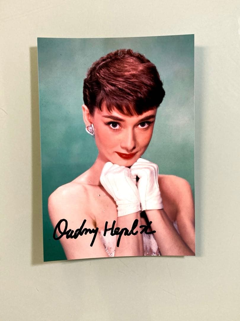 オードリー・ヘプバーン直筆サイン入り写真…