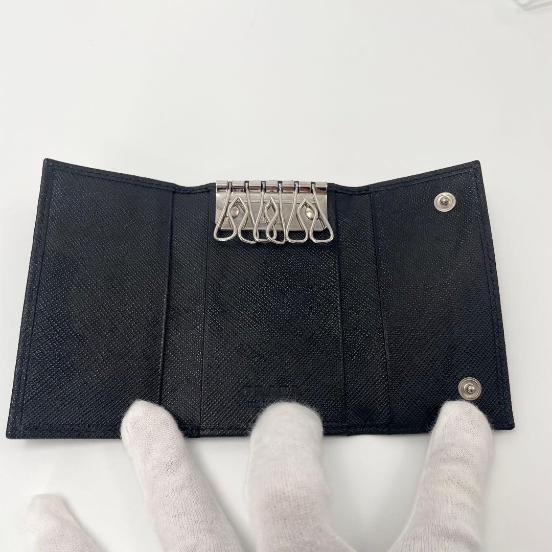 【✨未使用級 現行】プラダ キーケース 三角ロゴ サフィアーノ レザー ブラック