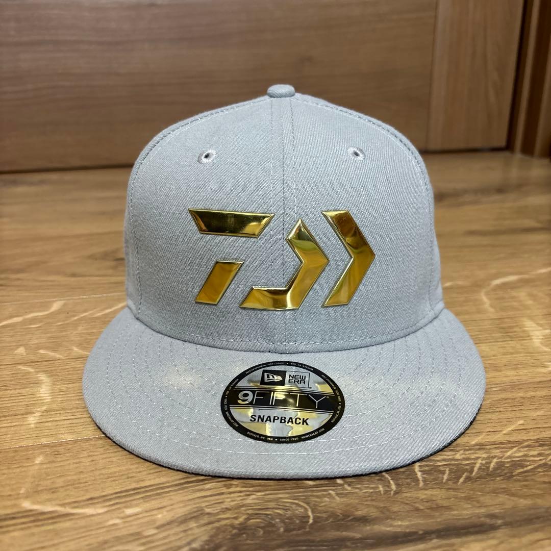 Daiwa グレー スナップバック帽子　NEWERA