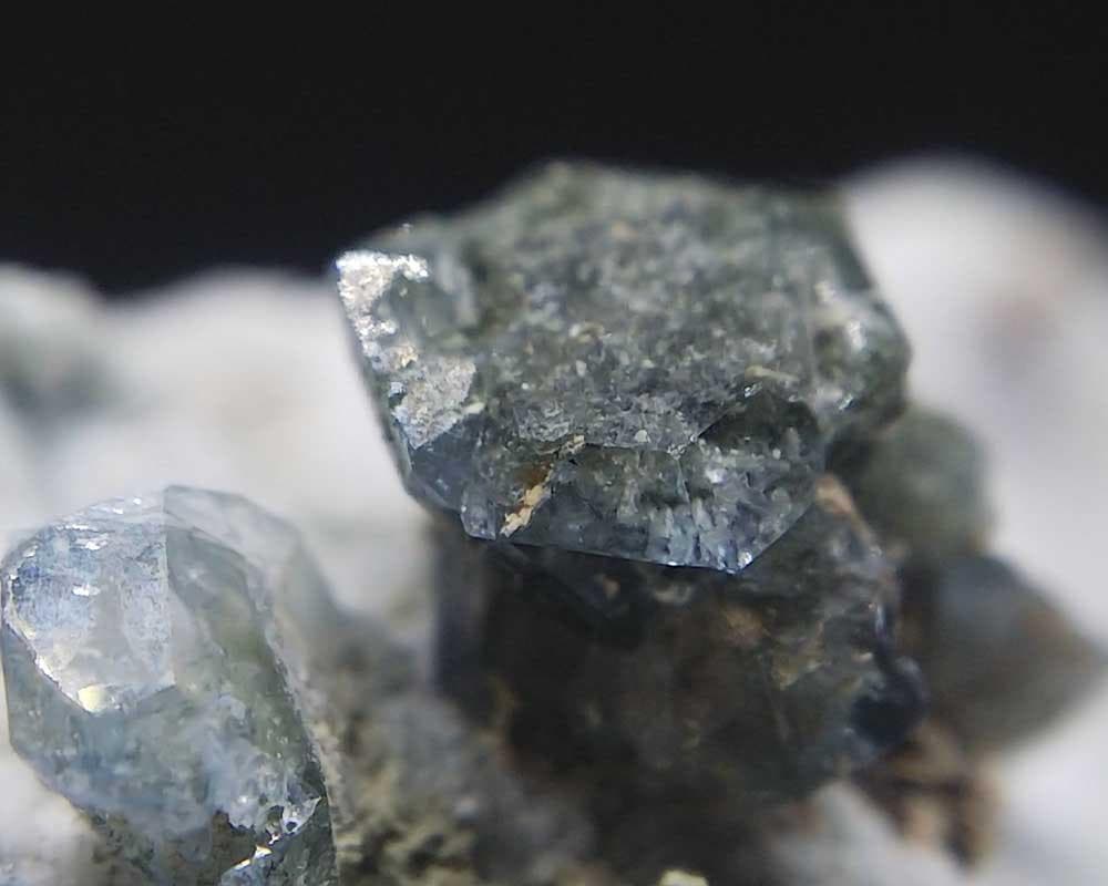 502 ベニトアイト クラスター ジョアキナイト 結晶 原石 母岩付き