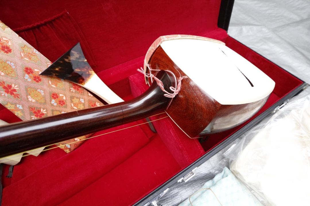 ■高級三味線■細棹 紅木 綾杉胴 バチ、ハードケース付き