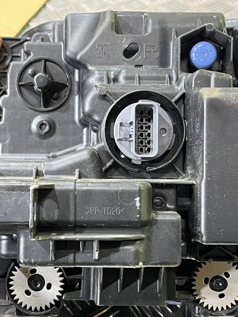 中古部品 いすゞフォワード 右ヘッドランプ