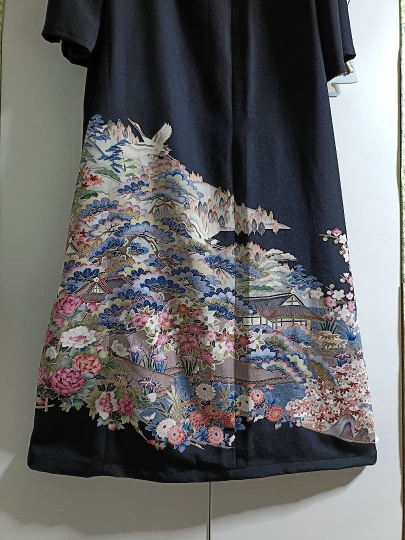優しい柄♦♦️黒留袖ドレス♦友禅風・正絹・後ろホック【フリーサイズ】着物リメイク