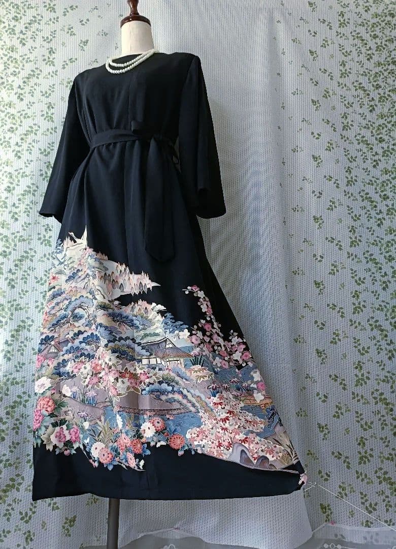 優しい柄♦♦️黒留袖ドレス♦友禅風・正絹・後ろホック【フリーサイズ】着物リメイク