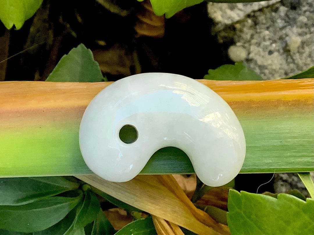 ✳癒やされる守護石の御守りです　糸魚川翡翠ジェダイト勾玉　外部鑑定の機械鑑別書付