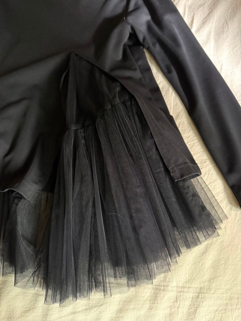コムコムAD2022AW ブラック チュール付きTシャツS